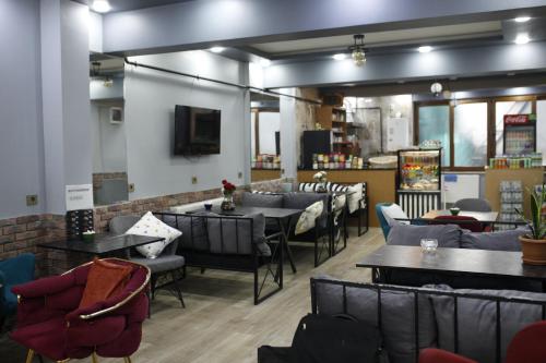 Birlik Hotel tesisinde bir restoran veya yemek mekanı