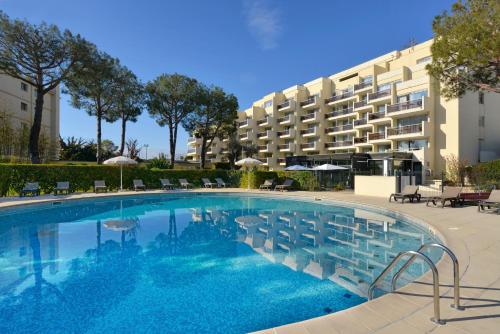 a large swimming pool in front of a building at Residence Residéal Antibes in Antibes