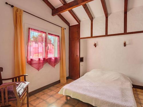 une chambre avec un lit et une fenêtre dans l'établissement Plage d'Erromardie à 300m : Maison Basque avec Terrasse, 3 Chambres et Parking - FR-1-4-589, à Saint-Jean-de-Luz