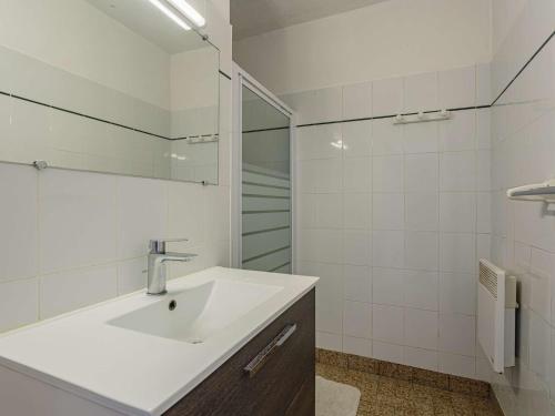 une salle de bain blanche avec un lavabo et un miroir dans l'établissement Plage d'Erromardie à 300m : Maison Basque avec Terrasse, 3 Chambres et Parking - FR-1-4-589, à Saint-Jean-de-Luz