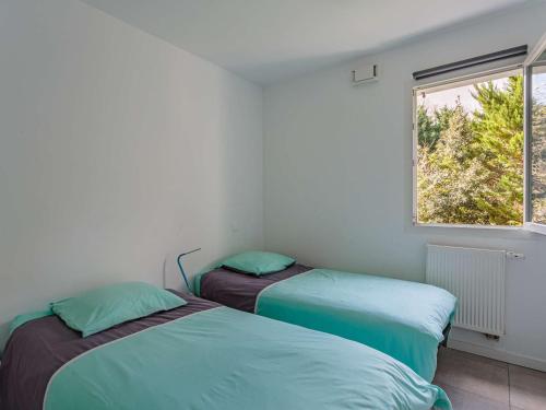 מיטה או מיטות בחדר ב-Appartement Hendaye, 3 pièces, 6 personnes - FR-1-2-340