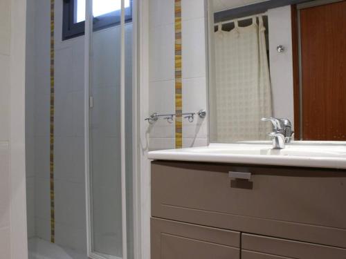 une salle de bain avec un lavabo et un miroir dans l'établissement Maison Charme Ancien, Jardin, 2Km Centre St Pierre, 20min Plage - 5 Couchages - FR-1-246A-65, à Saint-Pierre-dʼOléron