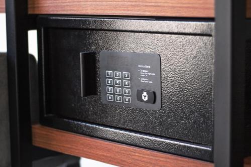 a microwave oven sitting on top of a wooden cabinet at Boutique Hotel First City in The Hague