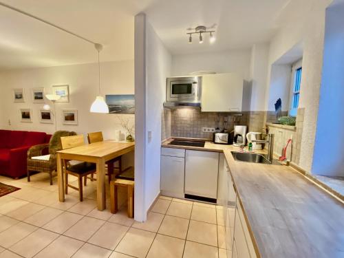 Kuchyň nebo kuchyňský kout v ubytování Schöne 3-Zi-Wohnung mit "in-door-pool" an der Promenade direkt am Scharbeutzer Strand