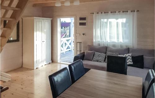 ein Wohnzimmer mit Sofa und Tisch in der Unterkunft Gorgeous Home In Debina With Wifi in Debina