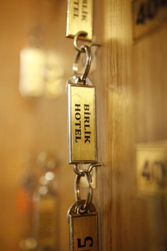 En logo, et sertifikat eller et firmaskilt på Birlik Hotel