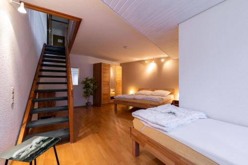 - une chambre avec 2 lits et un escalier dans l'établissement Ferienwohnpark Immenstaad am Bodensee Zwei-Zimmer-Apartment 53 05, à Immenstaad am Bodensee