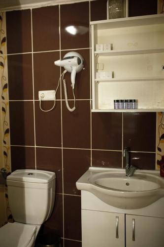 Bilik mandi di Birlik Hotel