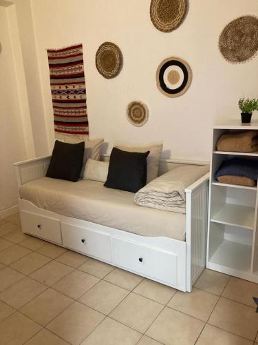 - un lit blanc avec des oreillers dans l'établissement Studio le Petit Pantin - Cozy nest, à Pantin