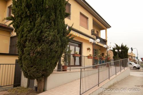 Foto dalla galleria di Affittacamere Trattoria Del Cristo a Ospedaletto Lodigiano