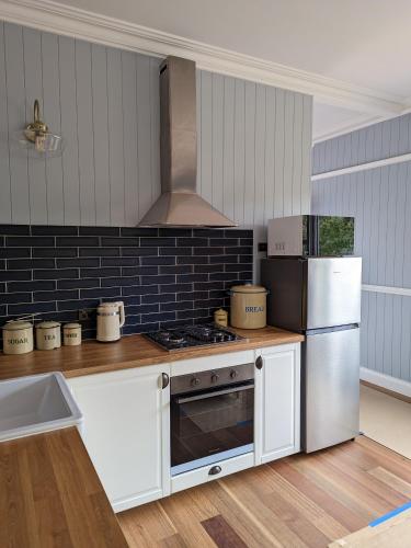 Una cocina o zona de cocina en Idlewild Bridgetown