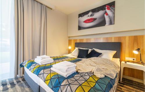 מיטה או מיטות בחדר ב-Stunning Apartment In Pogorzelica With Wifi