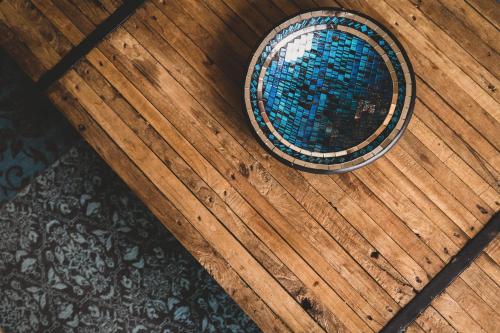 - une vue sur le plafond en bois dans l'établissement Le Loft Carnot - Joli T2 en plein centre de la Vieille Ville d'Annecy, à Annecy