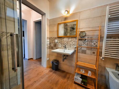 een badkamer met een wastafel en een spiegel bij Agriturismo Le Vigne in Bolsena