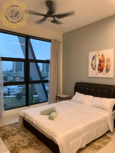 una camera con letto e ventilatore a soffitto di Arte MontKiara Cozy n Spacious 1BR 100mbps_Jacuzzi a Kuala Lumpur