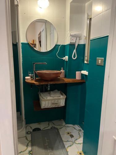 ナポリにあるcasetta gioiaのバスルーム(洗面台、鏡付)