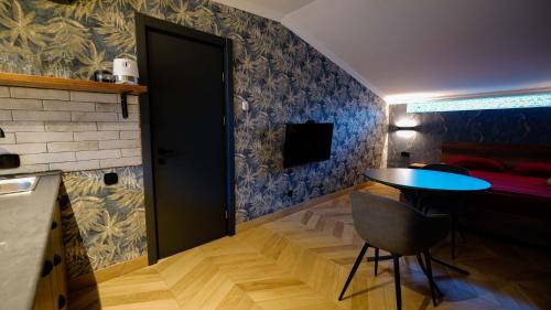 Μια τηλεόραση ή/και κέντρο ψυχαγωγίας στο Anbani Apartments - City Center