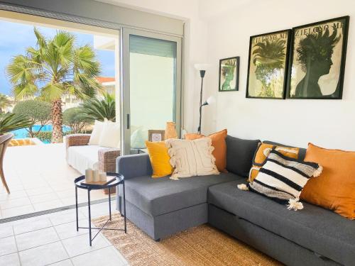 卡尼亞鎮的住宿－Maleme Yoga Blue，客厅配有带色彩缤纷枕头的灰色沙发