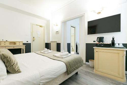 a bedroom with a large bed and a tv at Capitolium Rooms in Rome
