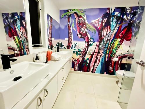 La salle de bains est pourvue d'une fresque murale représentant une girafe. dans l'établissement If you are looking for iconic modern, look no further, à San Remo