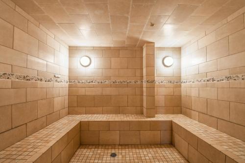 wyłożony kafelkami prysznic z dwoma światłami na ścianie w obiekcie Edgewater 1436 w mieście Keystone