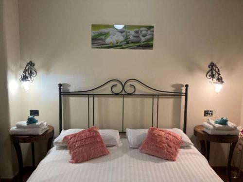 een slaapkamer met een bed met rode kussens erop bij Villa Toscana in Loro Ciuffenna