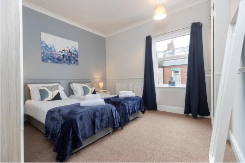 - une chambre avec 2 lits et une fenêtre dans l'établissement Comfy & Homely Ideal for Families & Contractors, à Darlington
