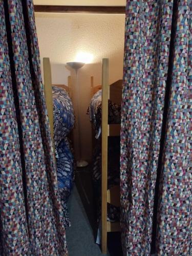 um quarto com um beliche e uma cortina em Beau appartement en résidence em Eaux-Bonnes