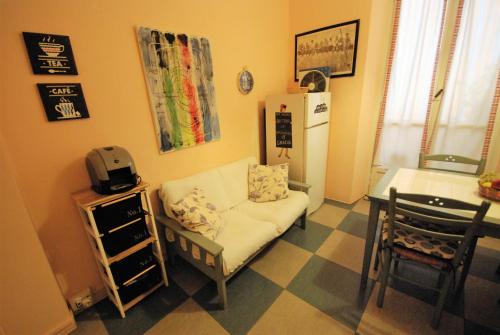 - un salon avec un canapé, une table et un réfrigérateur dans l'établissement Lovely 1-Bedroom Apartment in Lingotto Area, à Turin