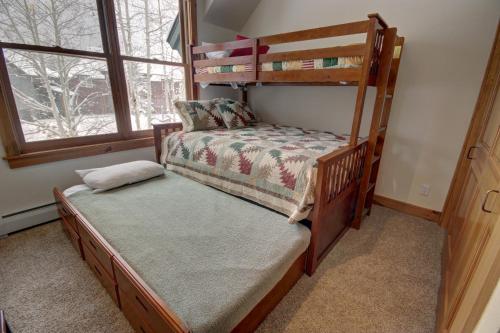 1 dormitorio con 2 literas y ventana en Ski Tip Ranch 8701, en Keystone