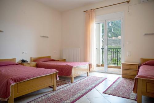 A bed or beds in a room at Hotel Kastro
