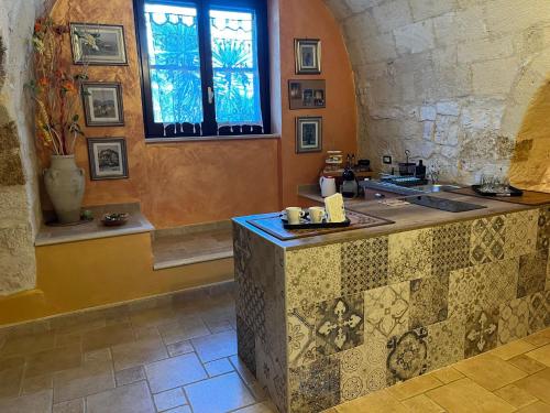 A kitchen or kitchenette at Case vacanza e camere in Villa Isabella con parcheggio custodito e wifi