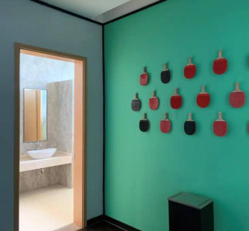 une chambre avec un miroir et une salle de bain avec un lavabo dans l'établissement R&F Princess Cove - JB Causeway - Sauna - Netflix - Hotel Like Facilities, à Johor Bahru