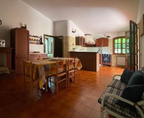 una cucina e un soggiorno con tavolo e sedie di Villa Marzano ad Alberobello