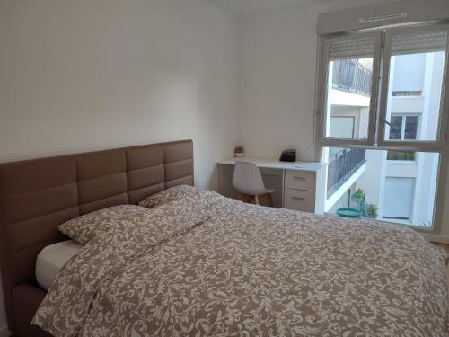 a bedroom with a bed and a window and a desk at Chambre privée dans un nouvel appartement partagé près de Paris avec parking gratuit in Chevilly-Larue