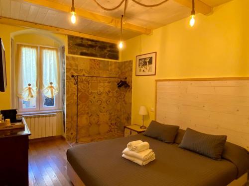 a bedroom with a bed with towels on it at 5 TERRE PELAGOS 2 in Manarola