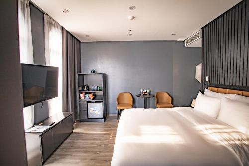 Pokój hotelowy z dużym łóżkiem i telewizorem w obiekcie La Maison Boutique Hotel w mieście Cao Bằng