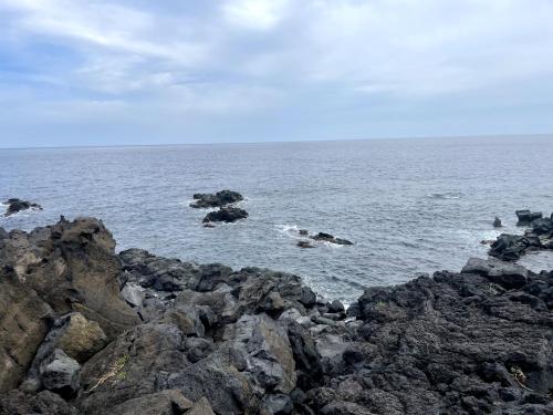 Da Cinzia في Stazzo: مجموعة من الصخور في المحيط مع الماء