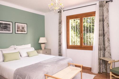 une chambre avec un grand lit et une fenêtre dans l'établissement Saint Tropez Bay Charming villa with sea view, à La Croix-Valmer