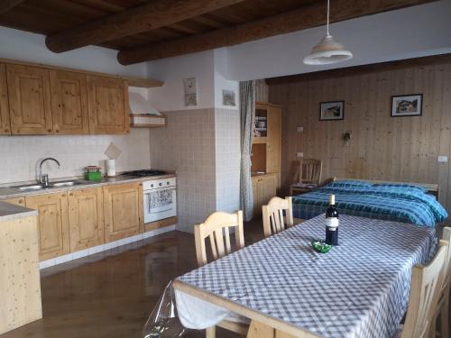eine Küche mit einem Tisch und einer Flasche Wein darauf in der Unterkunft Agritur Maso Gosserhof in Gereut