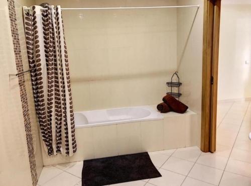 een badkamer met een bad en een douche bij Candyland Apartment in Albufeira