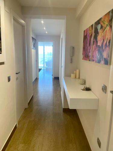 a hallway with a white table in a room at Benicasim Primera Linea Vistas al Mar in Benicàssim
