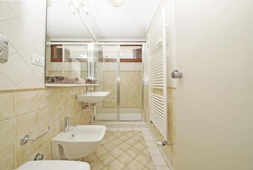 łazienka z toaletą, umywalką i prysznicem w obiekcie iFlat Apartment Madonna di Campiglio Adamello 2 w Madonna di Campiglio