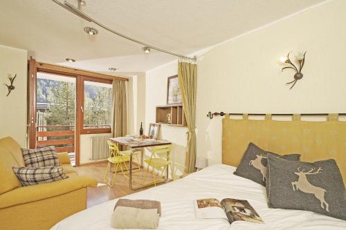 sypialnia z łóżkiem, biurkiem i krzesłem w obiekcie iFlat Apartment Madonna di Campiglio Adamello 2 w Madonna di Campiglio