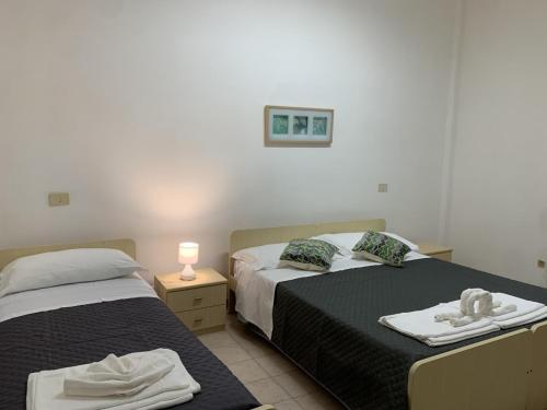 2 nebeneinander sitzende Betten in einem Schlafzimmer in der Unterkunft Green House Oasi Fiume Alento in Prignano Cilento