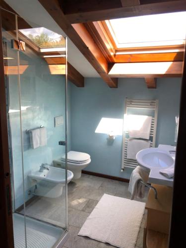 W łazience znajduje się toaleta, umywalka i prysznic. w obiekcie Alveluu ristorante e suites w mieście Tremezzo