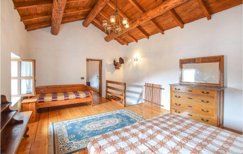 1 dormitorio con 2 camas y techo de madera en Casa Delleremita, en Sovramonte