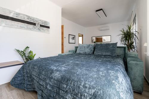 - une chambre avec un lit et un canapé dans l'établissement Casa Turón, à Deltebre