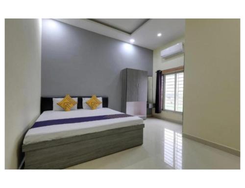 1 dormitorio con 1 cama grande en una habitación en Siddhi Vinayak Hotel & Marriage Garden, Chandukhedi, en Ujjain