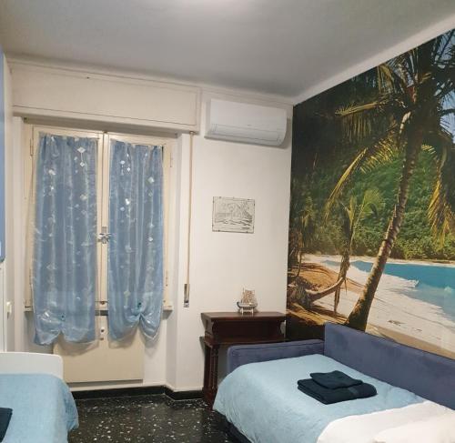 モンテロッソ・アル・マーレにあるTerrace Apartment Monterossoのベッドルーム1室(ベッド1台付)、窓(絵画付)